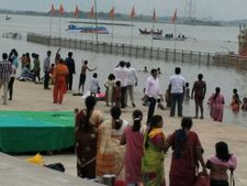 బోటు ప్రమాదం: బినామీలతో అధికారులే బోటు నడిపిస్తున్నారా?