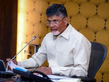 ఆర్టీసీ బస్సులో సచివాలయ ఉద్యోగి వీరంగం: చంద్రబాబు ప్రభుత్వం పై చిందులు