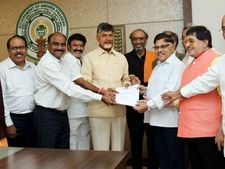 విశాఖ లేదా అమరావతికి తెలుగు చిత్ర పరిశ్రమ: సినీ ప్రముఖులతో చంద్రబాబు