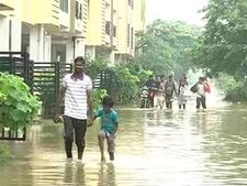 చెన్నైలో ఇళ్లలోకి డ్రైనేజ్, వరద నీరు: రాస్తారోకో చేస్తున్న ప్రజలు, ప్రభుత్వం నిర్లక్షం చేసింది!