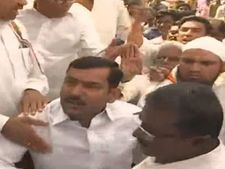 అదిలాబాద్ కాంగ్రెస్‌లో బాహాబాహీ: స్టేజ్‌పై సీటు కోసం చొక్కాలు పట్టుకొని కొట్టుకున్నారు