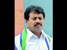 టిడిపిలోకి గుర్నాథ్‌రెడ్డి, చిచ్చు: పక్కన కూడా నిల్చోను, హత్యలు-కబ్జాలు.. ప్రభాకర్ చౌదరి నిప్పులు