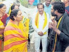 ఎవరికి చెప్పి వచ్చారు?: మాజీ మంత్రి మృణాళినికి చేదు అనుభవం