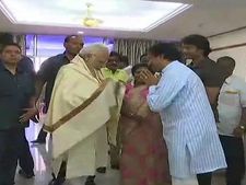 చెన్నైలో ప్రధాని నరేంద్ర మోడీ, మాజీ సీఎం కరుణానిధితో భేటీ, సీఎం పళని, పన్నీర్ తో చర్చలు ! 