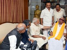 మాజీ సీఎం కరుణానిధి ఇంటికి వెళ్లిన ప్రధాని మోడీ, స్వాగతం పలికిన స్టాలిన్, రాజకీయ చర్చలు! 