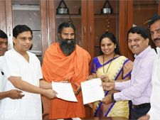 మాటిచ్చిన బాలకృష్ణ: టీలో ‘పతంజలి’, రాందేవ్-కవిత సమక్షంలో ఎంఓయూ, కేటీఆర్ ప్రశంస