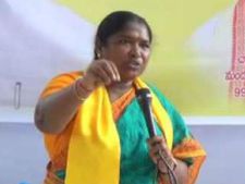 టిక్కెట్‌పై టెన్షన్, వారిలో గందరగోళం: సీతక్క పరిస్థితి ఏమిటి? పావులు కదుపుతున్నారు