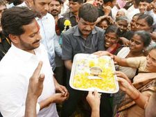 100కి.మీలు పూర్తి: సాగుతున్న జగన్ పాదయాత్ర