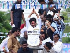 జగన్‌కు పులివెందుల నేత ఝలక్: మోసం చేశారని ఫిర్యాదు, 'తెలంగాణకు సీఎం షర్మిల'