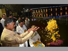కర్నూలు బదులు బెజవాడ: రాజధానిపై బాబు ఆసక్తికరం, చినరాజప్పను వెంటబెట్టుకొచ్చారు