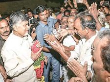 చంద్రబాబును కలిసిన రాజధాని  రైతులు...రిజిస్ట్రేషన్లకు కోసం విన్నపం...