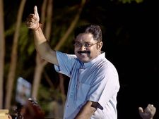 టీటీవీ దినకరన్ ఎమ్మెల్యేగా ప్రమాణస్వీకారం, ఇక ఆర్ కే నగర్ లో ఏం చేస్తాడో ! 