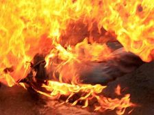 క్రిస్మస్: ఒకే కుటుంబంలో ముగ్గురు సజీవదహనం, షార్ట్ సర్యూట్ తో ! 