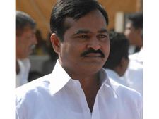 జగన్ మాటతో వెనక్కి తగ్గిన వెంకటరెడ్డి: అయినా పోటీ తప్పదా!, నామినేషన్ దాఖలు