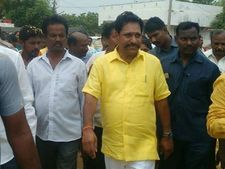 మంత్రి అమర్నాథ్ రెడ్డిని గుడిసెలోకి లాక్కెళ్లిన వృద్ధురాలు