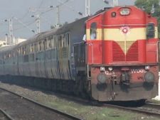 రాయలసీమ ఎక్స్ ప్రెస్‌కు తప్పిన పెను ప్రమాదం: రైలు దిగి ప్రయాణికులు పరుగలు