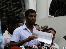 ట్వీస్ట్: హీరో విశాల్ నామినేషన్, 3 గంటలకు డెడ్ లైన్, వాళ్లను పిలపించండి, ఈసీ ! 