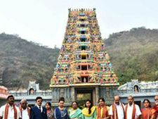 విజయవాడ కనకదుర్గమ్మ సన్నిథిలో...రాష్ట్రపతి సతీమణి సవిత కోవిద్