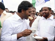 నడి రోడ్డుపై టీ తాగుతూ, బన్ తింటూ జగన్, 'ఇంటికి కిలో బంగారం అంటాడేమో'