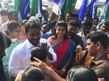 మహిళా మంత్రులపై రోజా సంచలన వ్యాఖ్యలు, 'జగన్ వ్యక్తిత్వాన్ని కించపరుస్తారా'