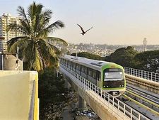 మెట్రో పిల్లర్ కూలింది: ఆ ప్రచారం అవాస్తవం, తేల్చిన పోలీసులు