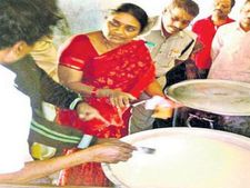 షాక్: బ్రేక్‌ఫాస్ట్‌లో ఎలుక, 18మంది విద్యార్థులకు అస్వస్థత