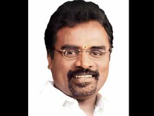 వ్యాపారి, బీజేపీ రాష్ట్ర ఉపాధ్యక్షుడికి ఐటీ షాక్: బెంగళూరు జ్యువెలర్స్ షో రూంలో! 