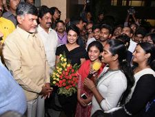 మీరు చాలా ట్రెండీ సార్...చంద్రబాబుకు ఓ విద్యార్థిని కాంప్లిమెంట్...సిఎం చిరునవ్వులు...