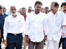 చిత్తూరు జిల్లాలో జగన్ పాదయాత్ర: సభలో కూలిన స్టేజ్, పలువురికి గాయాలు