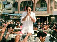 సత్యసాయి జిల్లా కోసం డిమాండ్, ఫ్యాన్స్ హంగామా-అపశృతి: 'పవన్! హోదాపై మాట్లాడవేం' 
