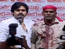 ఫ్యాన్స్ ఉత్సాహం: గాయపడ్డ అభిమానిని చూసి చలించిన పవన్ కళ్యాణ్