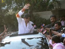 తెలంగాణ పర్యటన వెనుక కొత్త వాదన, వెనుక కేసీఆర్!: కొండగట్టుకు రూ.11 లక్షల విరాళం