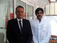  నటులతోనే సాధ్యం, ఇదీ పోలాండ్ కథ!: విద్యార్థులకు ఆ రాజు గురించి చెప్పిన పవన్ కళ్యాణ్