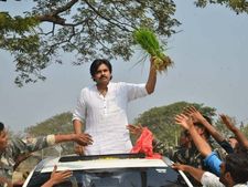 హడావుడిగా వెళ్లిపోయిన పవన్ కళ్యాణ్: కొత్తగూడెం.. జనసేనానికి 'మెగా' ఛాన్స్