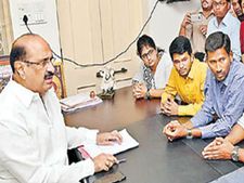 సార్!..మమ్మల్ని రోడ్డున పడేయొద్దు...మంత్రికి ఫార్మాడీ విద్యార్థుల వేడుకోలు