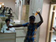 గుంటూరు గ్రీవిన్స్‌లో కలెక్టర్ ఎదుట రైతు ఆత్మహత్యాయత్నం