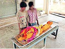 చావులోనూ వెంటాడిన 'కులం': గుండె తరుక్కుపోవాల్సిందే.. తల్లి మృతితో ఆ చిన్నారులిలా!