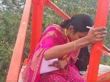  న్యాయం చేస్తారా, చావమంటారా: సెల్ టవర్ ఎక్కిన మహిళ