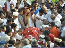  అశ్రునయనాలతో...ముద్దుకృష్ణమనాయుడుకు అంతిమ వీడ్కోలు