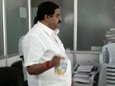 బెంగళూరులో కాంగ్రెస్ గూండాగిరి, ప్రభుత్వ కార్యాలయంలో చల్లింది పెట్రోల్ కాదు, అదే! 