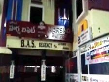 మందేసి...అశ్లీల నృత్యాలు వీక్షిస్తూ...అధికారులు కూడా...అవాక్కైన మహిళా పోలీసులు