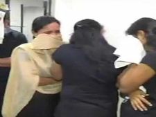 బౌన్స్ బ్యూటీ సెలూన్: లోపలంతా అదే?, మఫ్టీలో వెళ్లి బయటపెట్టిన పోలీసులు