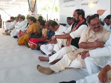 కాఫీ డేలో కూర్చోబెట్టి బెదిరించారు, వెనుక ఎవరున్నారు: కేసీఆర్‌పై ఉత్తమ్ కుమార్