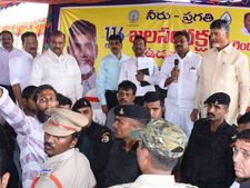 ఏయ్ వింటావా? లేదా? నీకంటే తెలివైనోడ్ని!: రైతుపై బాబు ఆగ్రహం, ఏం జరిగిందంటే?