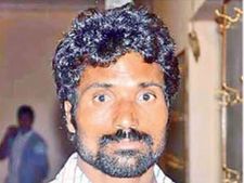 చిన్నారిని బలితీసుకున్న కామాంధుడు: బిస్కెట్ ప్యాకెటే పట్టించింది..