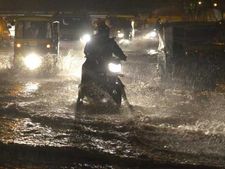 బెంగళూరులో భారీ వర్షం, టెక్కీలకు సినిమా, తమిళనాడు దెబ్బకు తడిచిముద్ద అయ్యారు! 
