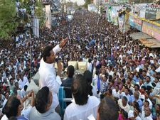 అప్పుడేమో సన్మానాలు...ఇప్పుడేమో రాజీనామాలా బాబూ!:జగన్ 