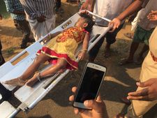 నిజామాబాద్‌లో ఘోర ప్రమాదం: 18 మందితో బావిలో పడిన ఆటో, 10మంది మృతి