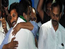 గుంటూరు జిల్లా వైసీపీలో కలకలం...జగన్ ఉండగానే ఇలా!