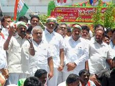 ఎపి పీసీసీ అధ్యక్షుడు రఘువీరారెడ్డి...విజయవాడలో అరెస్ట్!